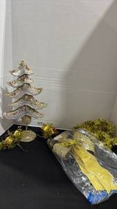 lot 1330 image: Christmas decor