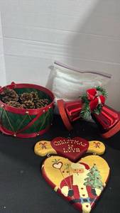 lot 1334 image: Christmas decor