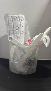 lot 1367 image: Plastic waste basket, squeegee and more