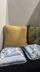 lot 1389 image: Throw pillows