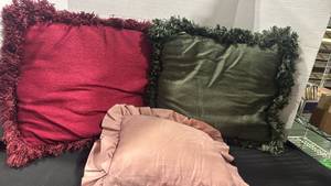 lot 1390 image: Throw pillows
