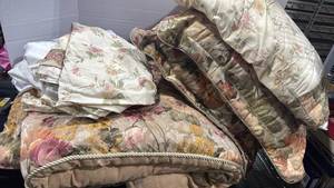 lot 1391 image: Kingqueen size bedding