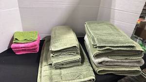 lot 1398 image: Bath towels, with hand towels and wash cloths