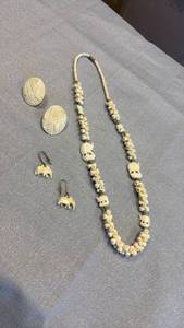 lot 1800 image: Jewelry
