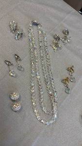 lot 1809 image: Vintage beaded jewelry