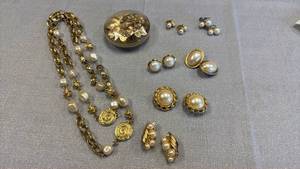 lot 1811 image: Vintage pearl jewelry