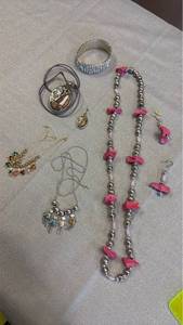 lot 1819 image: Jewelry