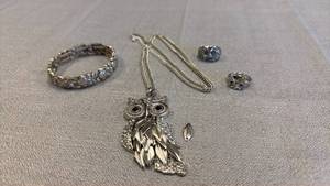 lot 1822 image: Owl jewelry
