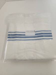 lot 8595 image: 2 package of 2 outdoor Blue striped pillow covers 20 x 20