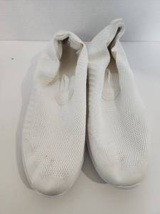 lot 8621 image: White Slip-On Knit Shoes