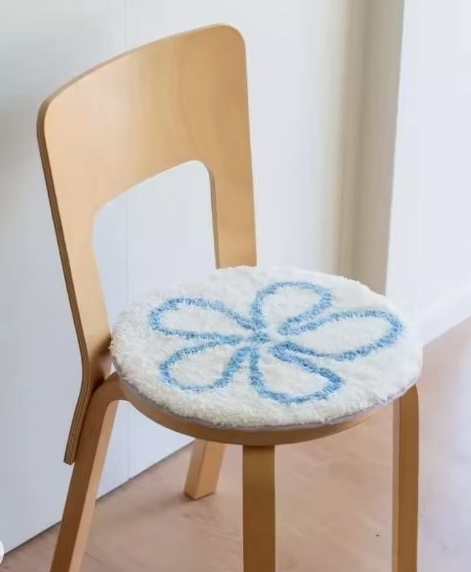 lot 5260 image: Floral Tufted Round Seat Cushion