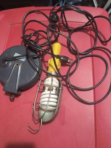 lot 905 image: Work Light with Fluorescent Bulb and Cord