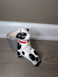 lot 1053 image: Ceramic Cow Shelf Sitter