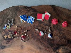 lot 1217 image: Costume Jewelry Lot Earrings - 6 Pairs