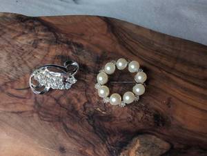 lot 1224 image: Pearl and Rhinestone Brooch Pins - 2 ct
