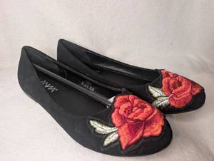 lot 1302 image: Anya Black Slip-On Flats with Red Rose Embroidery - Size 8