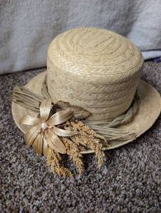 lot 1307 image: Vintage Straw Hat with Bow and Dried Flower Accent