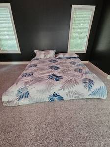 lot 33 image: Bedding Set Comforter 2 Pillows Fern Leaf Print King Size- Bonus Weighted Blanket