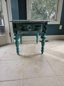 lot 36 image: Broyhill Turquoise Painted Side Table with Drawer and Turned Legs
