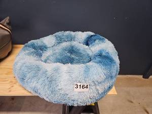 lot 3160 image: Plush Pet Bed Round Blue White 30 Inch Diameter  Appears Unused