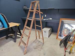 lot 3163 image: Wooden Step Ladder 6 Foot