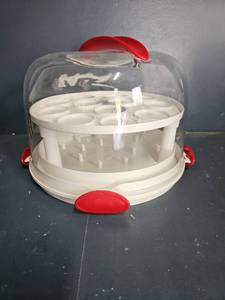 lot 3190 image: Cupcake Container with Lid and Handle 12-Capacity