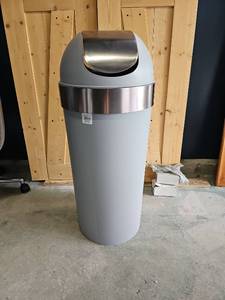 lot 3198 image: 16.6 Gallon Trash Can
