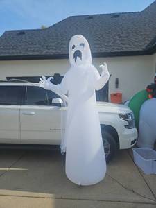 lot 3202 image: White Inflatable Ghost Halloween Decoration 8ft