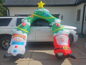 lot 3204 image: Inflatable Christmas Decoration-Snowman Santa Arch
