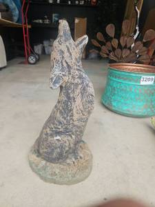 lot 3210 image: Concrete Howling Coyote 21