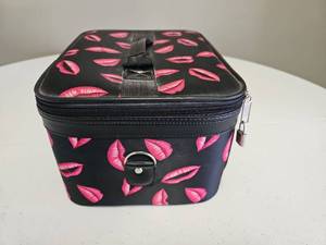 lot 10113 image: Cosmetic Train Case with Lip Pattern Black Pink