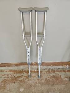 lot 10156 image: Drive Medical HX5 9JP Underarm  Crutches