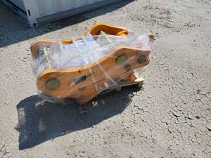 lot 7065 image: Captok Cat 302 Hydraulic Quick Coupler  CK-YK320