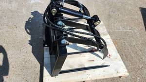 lot 1524 image: Vorx Mini Skid Steer Timber Grapple  NL400LG