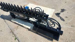 lot 1554 image: Vorx Mini Skid Steer Hedge Trimmer   NL-LL80