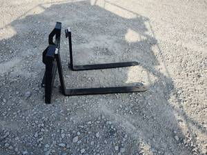 lot 15048 image: AGT Mini Skid Steer Pallet Forks  SS-PF