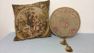 lot 322 image: Decorative pillows