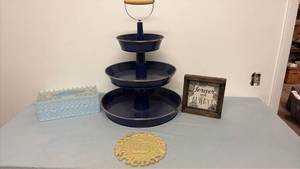 lot 336 image: Metal 3 tiered tray, Kleenex box, wall plaque and picture