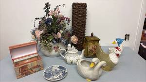 lot 344 image: Chamber pot with flowers, Christmas teapot,new recipe box, misc duck vases, plastic chicken, tall wicker basket, floral canister and Rossini small plate