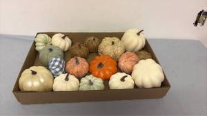 lot 353 image: Box of pumpkins