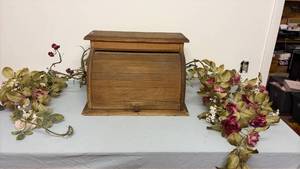 lot 375 image: Flower garland and bread box