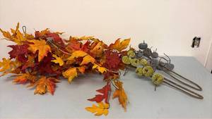 lot 378 image: Fall garland and pumpkins