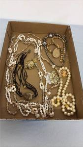 lot 380 image: Misc jewelry