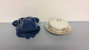 lot 384 image: Blue frog and covered dish