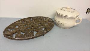 lot 389 image: Cast iron Trivet and covered pot