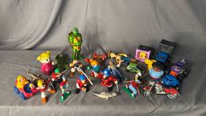 lot 401 image: Plastic Small Vintage Toys
