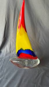 lot 439 image: Murano Style art glass sailboat sculpture