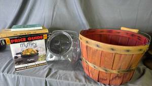 lot 487 image: Fruit Basket, Candy Dish and more