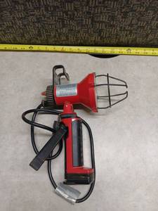 lot 1028 image: Husky WL35MOLC-H Work Light 120VAC 35W