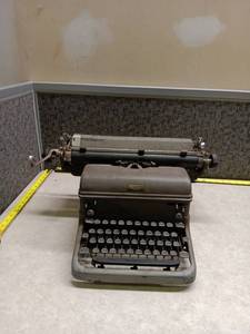 lot 1052 image: Royal Typewriter